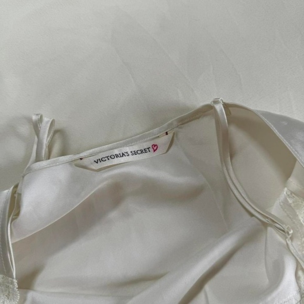 white lace trim cami victorias secret fits like a medium 90s - Picture 4 of 4